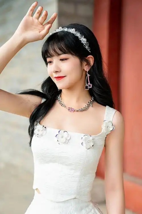 赖美云笑眼弯弯甜美萌妹子短裙写真青春活泼俏丽可人