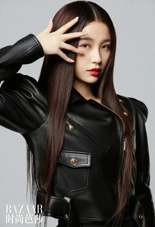 换风格虞书欣越来越有女团味中分直发搭皮衣又酷又飒
