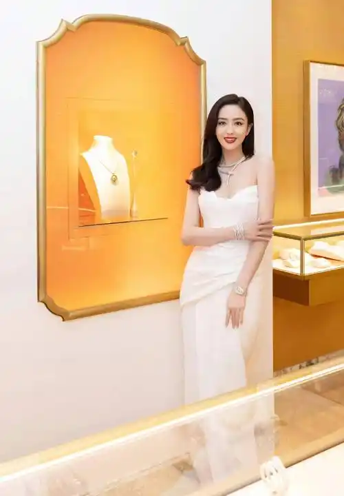 佟丽娅出席活动,一袭白色时尚长裙搭配大红唇,气质优雅!