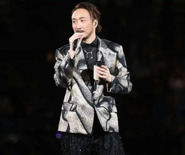 郑中基红馆演唱会压轴夜惊现古天乐,与梁咏琪合唱引爆全场!