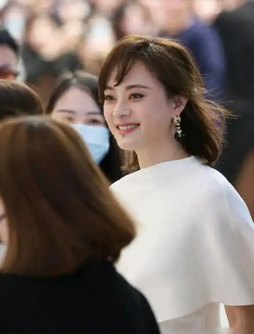 穿白裙配半扎发仙气十足,41岁美到认不出_造型_斗篷_发型