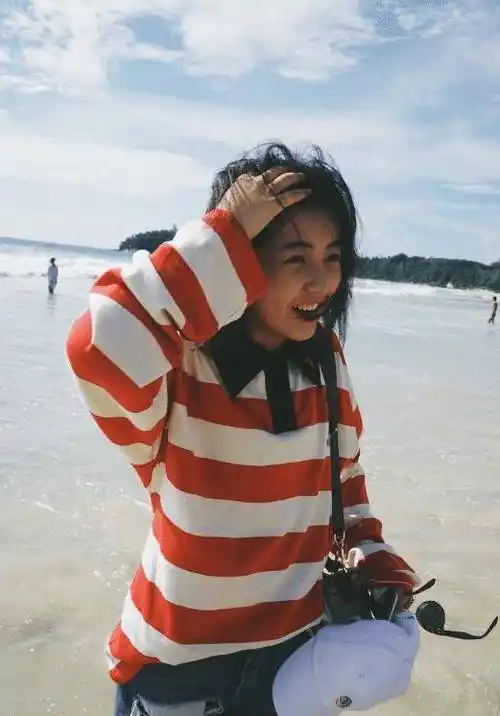 张子枫妹妹式学生装,蓝裙穿出日系风格,却被身旁的包包抢了镜_帽子