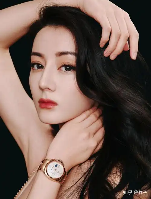 迪丽热巴最新美照,香槟色刺绣礼服裙星眸璀璨优雅至极,热巴好美