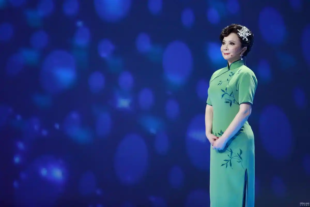 55岁蔡明拍《男人装》性感火辣,连续27年上春晚,儿子其实是他!