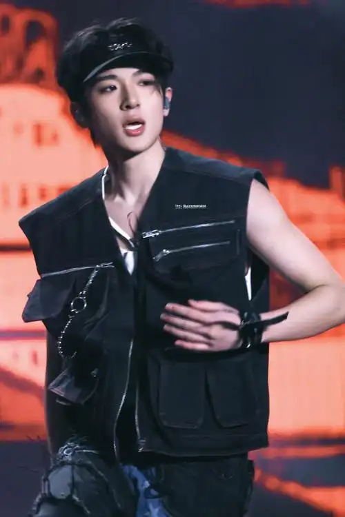 tf家族2024新春音乐会盛放##tf家族新年音乐会##张峻豪深v大露背造型