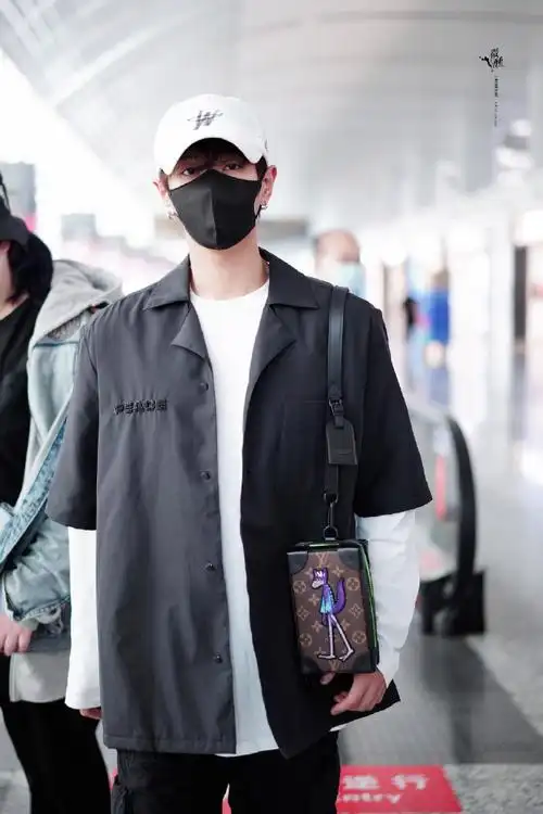 李汶翰今日机场出发饭拍更新,黑色衬衫和长袖叠穿增加层次感,橘色毛线