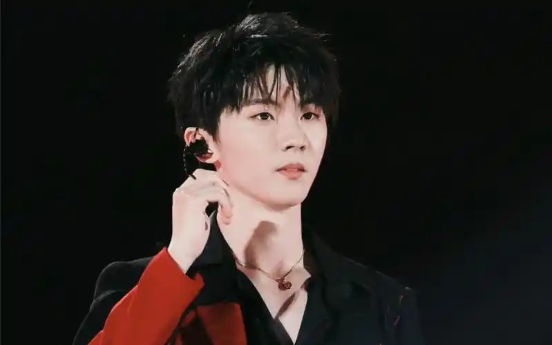 放弃规则,放纵去爱——马嘉祺《理想之途》演唱会solo舞台《盛夏光年