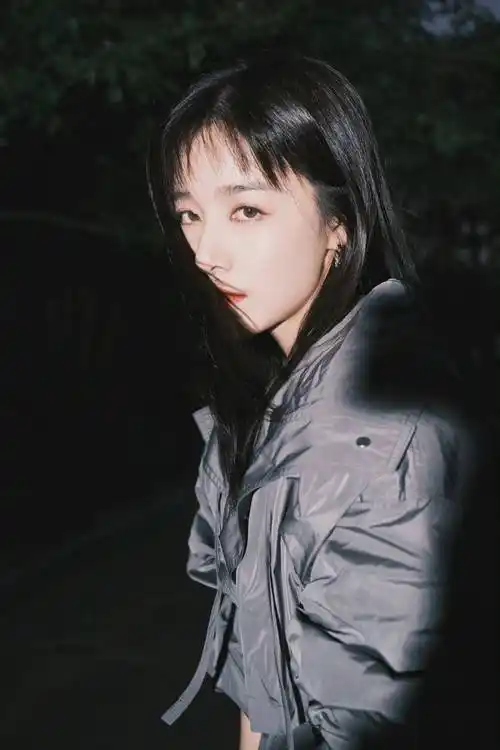 阚清子秋日氛围感大片 一身灰色长风衣清冷酷飒