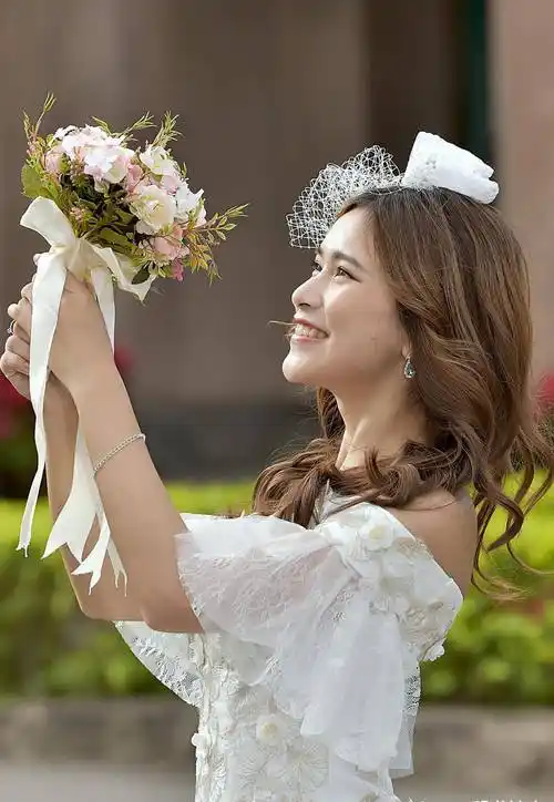 灿烂的笑容,甜美的脸蛋,格外清新靓丽_漂亮_美貌_女生