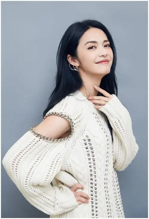 姚晨和老公恩爱照曝光两人躺沙发被偷拍素颜出镜满脸疲态尽显