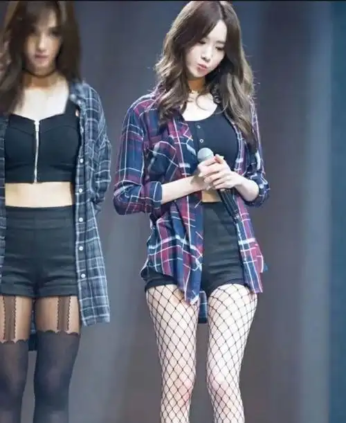 林允儿彻底玩转青春黑色渔网丝袜搭配牛仔短裤大秀迷人舞姿