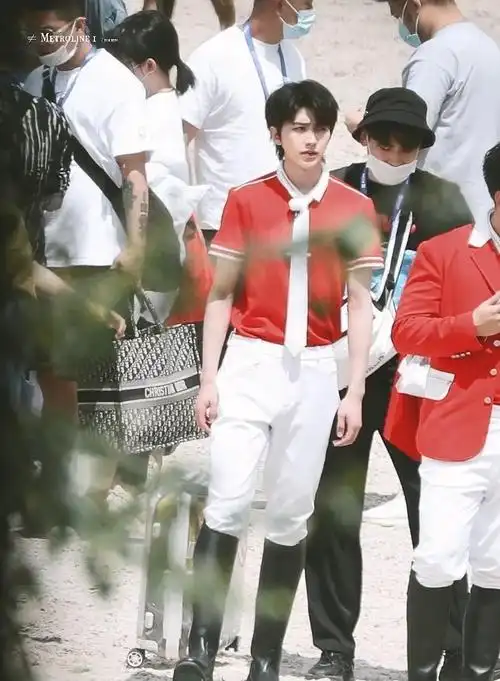 在路透中,蔡徐坤一会儿骑马,一会儿步行,还与沙溢等人交谈,天气炎热