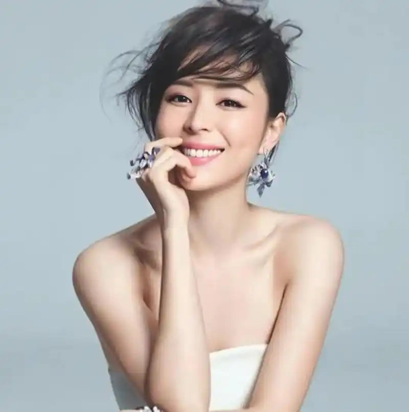 被誉为"导演收割机"的女演员张静初已被美国电影学院导演系录取.