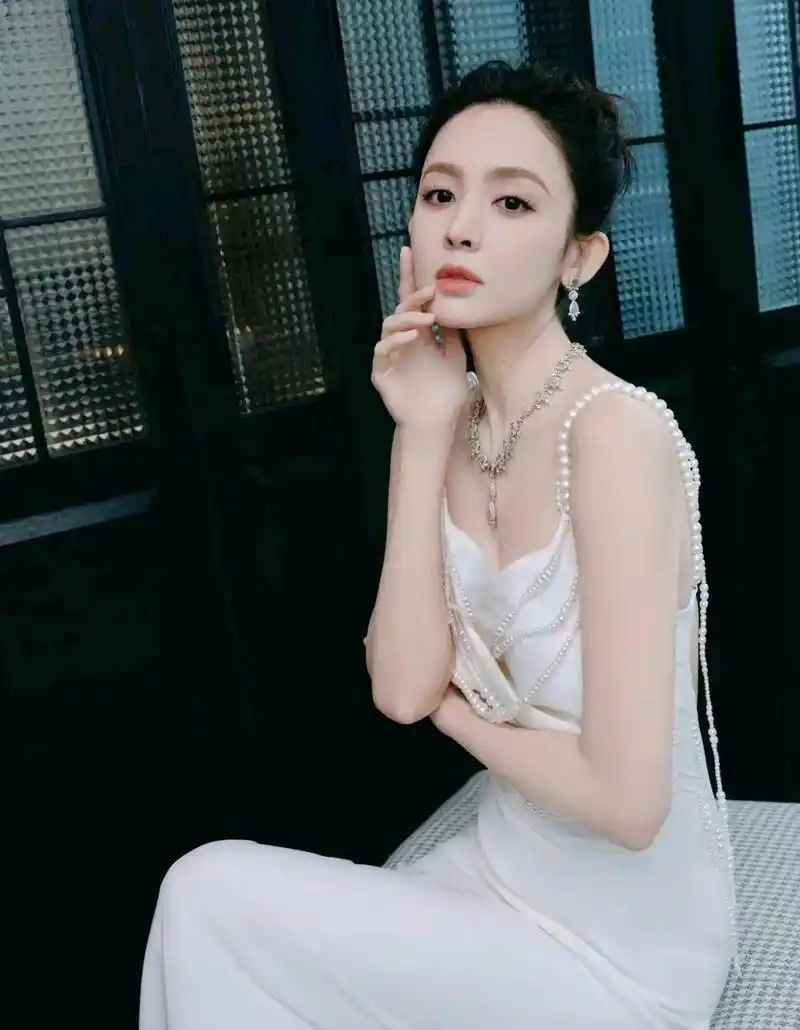 古力娜扎!珍珠吊带裙唯美妩媚,美的让人眼前一亮