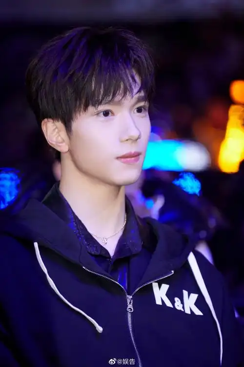 kk战队 无名之辈#kk战队重聚,@李现ing在下面看,像不像春节过年患家