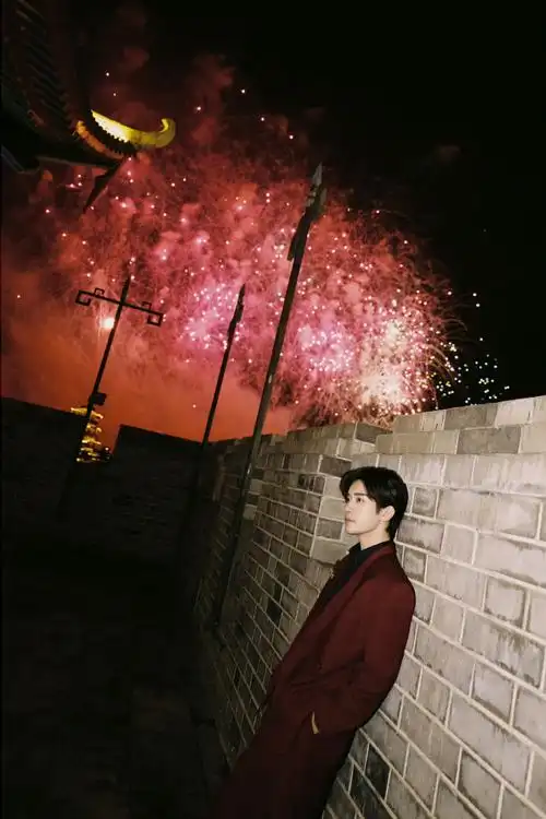 易烊千玺复古红西装