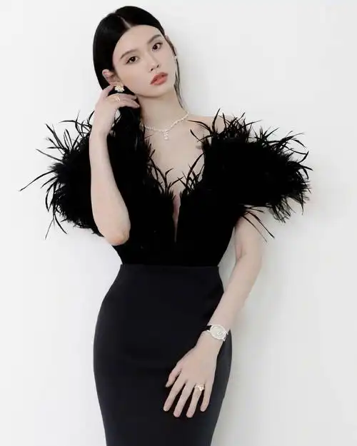 组图:奚梦瑶身穿黑色羽翼长裙气场全开 点缀珠宝更显贵气_高清图集