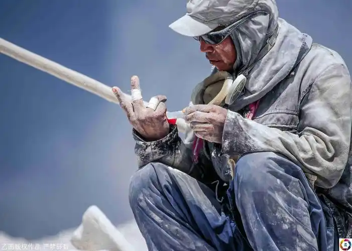 民工兄弟与粉尘为伍满身灰尘孩子看到都不敢认