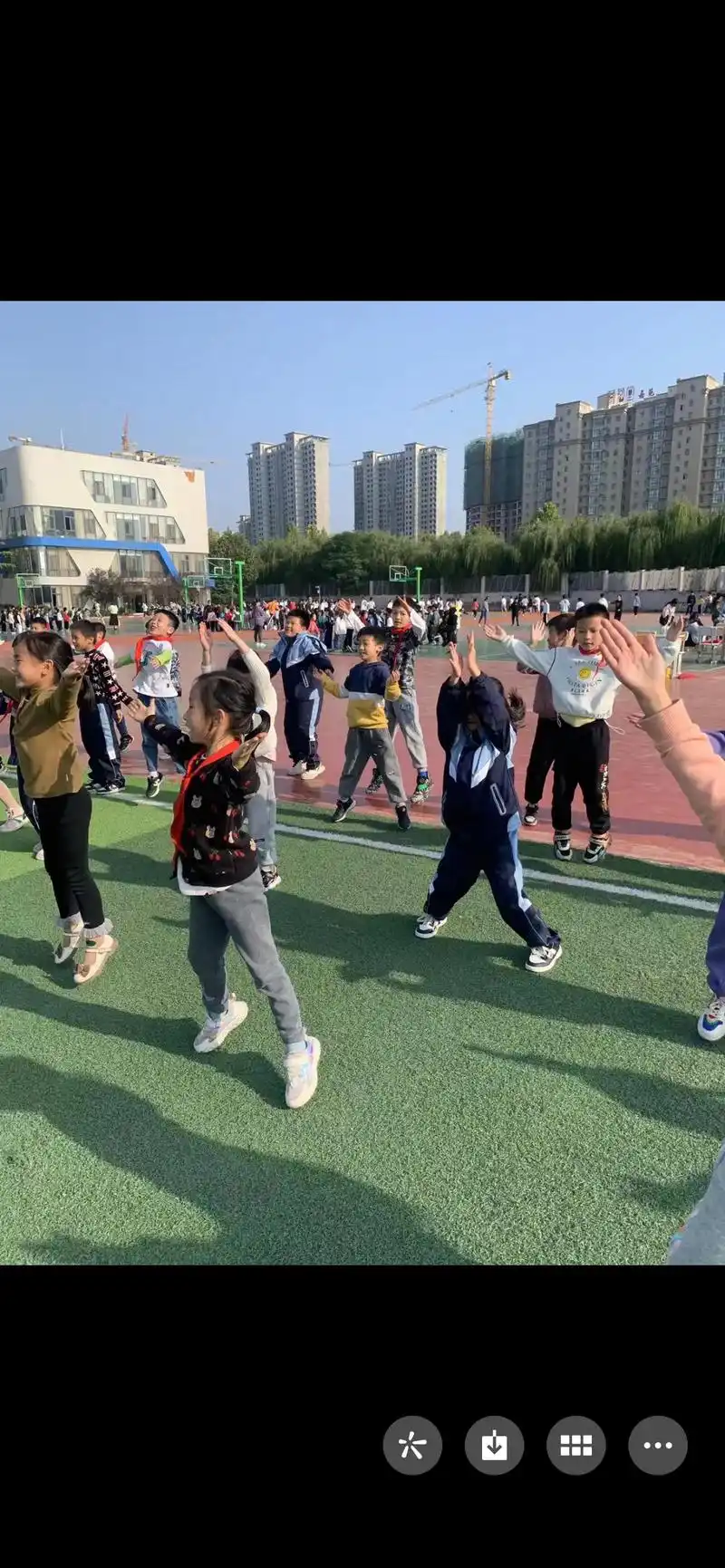 老师今天发的孩子在学校上体育课时候的照片看看可爱的小姑娘