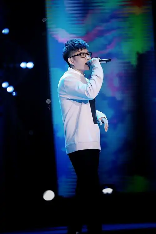 本名王卓实,11月14日出生于中国吉林省吉林市,中国内地流行男歌手