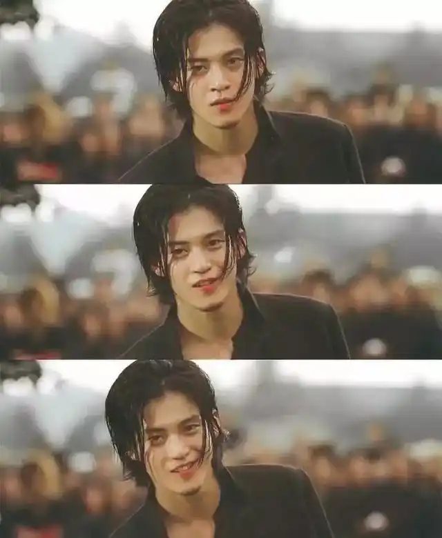 小栗旬的扮相就越来越放飞自我了,想当年他还是《热血高校》中那个