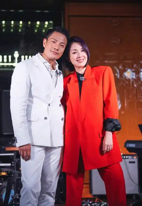 原创杨千嬅携老公甜蜜同框岁月也太眷顾她一身西装尽显少女般身材