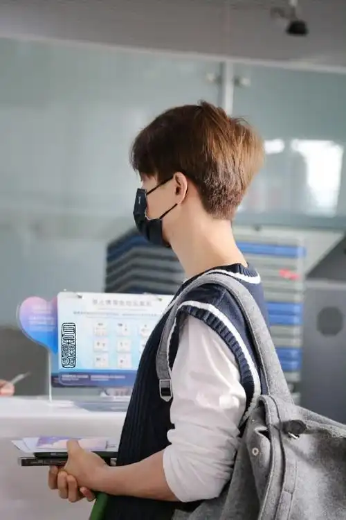 马天宇戴上了张杰的口罩##马天宇戴了张杰的口罩