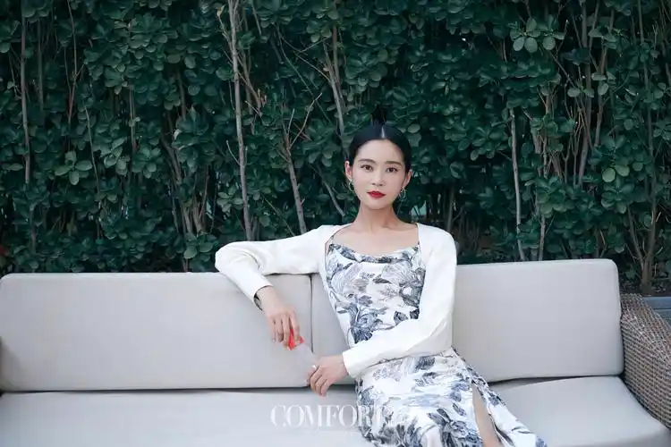 王媛可最新时尚大片释出随性舒适彰显温柔魅力