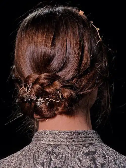 简约盘发低发髻