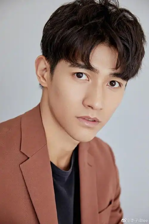 李子峰微博晒帅照网友直呼会做饭的男演员太帅了