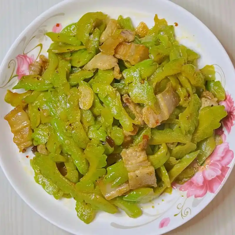 苦瓜炒肉.食材: 苦瓜,五花肉,大蒜 调料: 盐,豆瓣酱,鸡 - 抖音