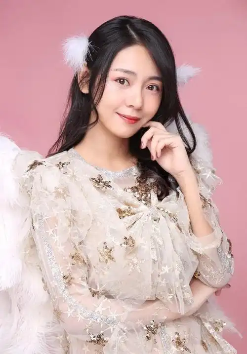 王子彤惊艳,一身羽毛裙装浪漫优雅,如同长上了翅膀的女神!