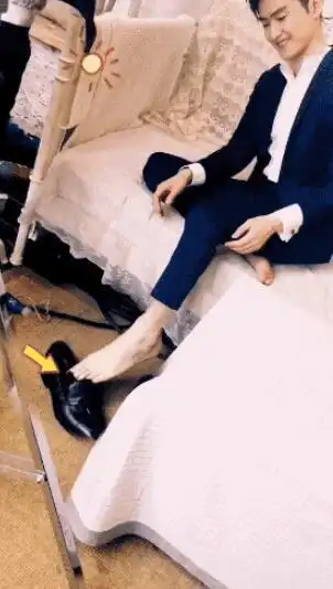 点亮新技能!张翰拍摄现场伸脚夹袜子模样搞笑