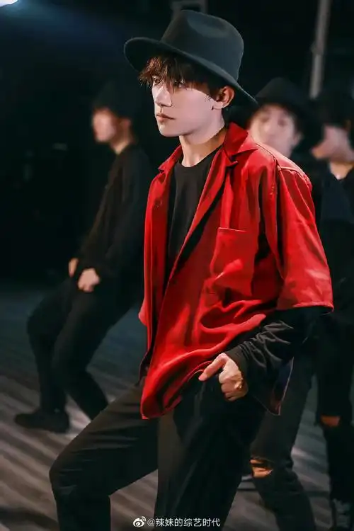 易烊千玺与新年红的适配度