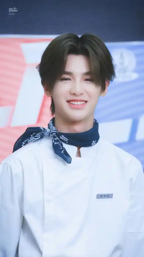 黄明昊,2002年2月19日出生于浙江温州,中国内地男歌手.