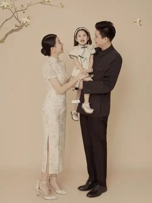 工笔画亲子照一家三口旗袍全家福海口拍照