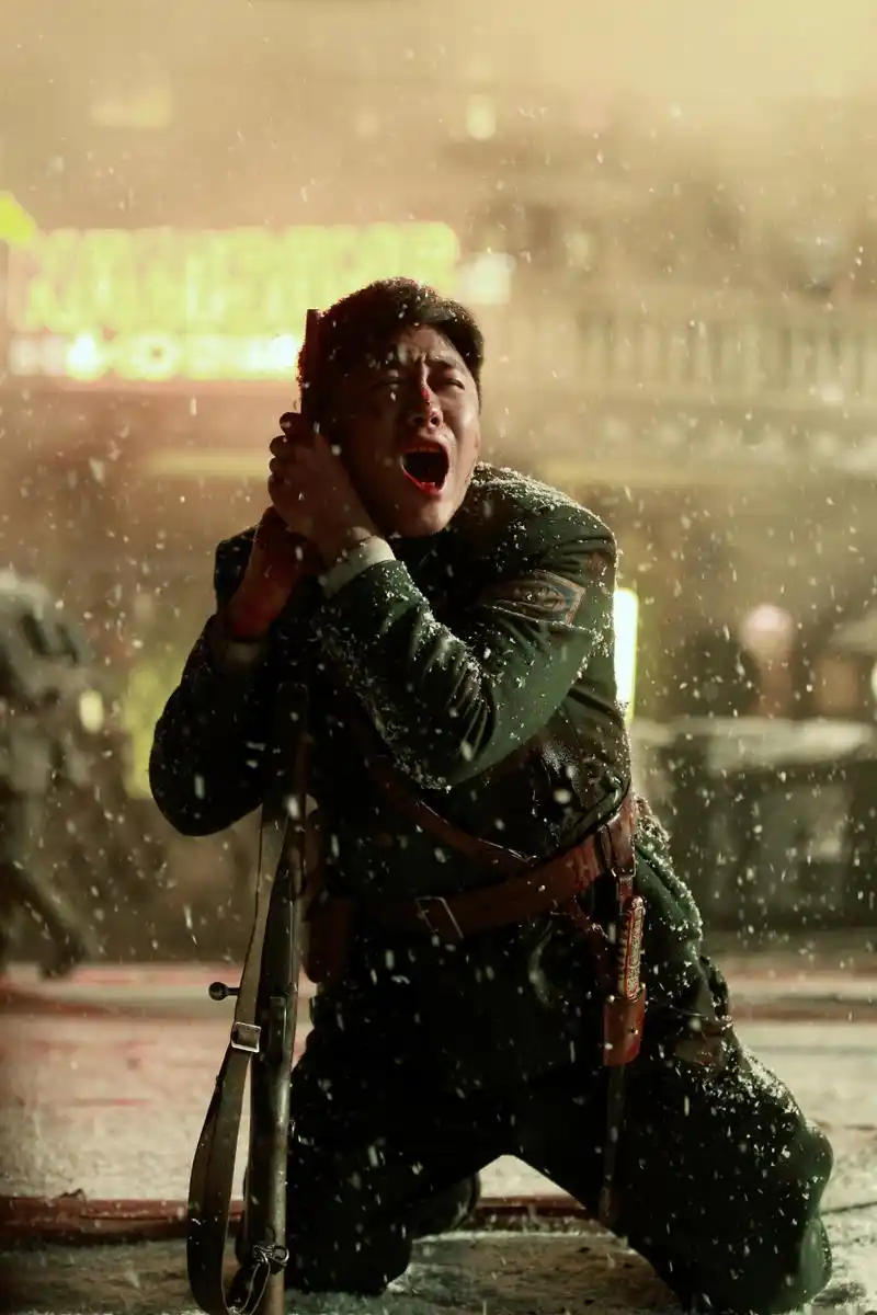 【淳属军装】@杜淳@杜淳 《八佰》谢团冲桥剧照[心] 是愤懑,是不甘