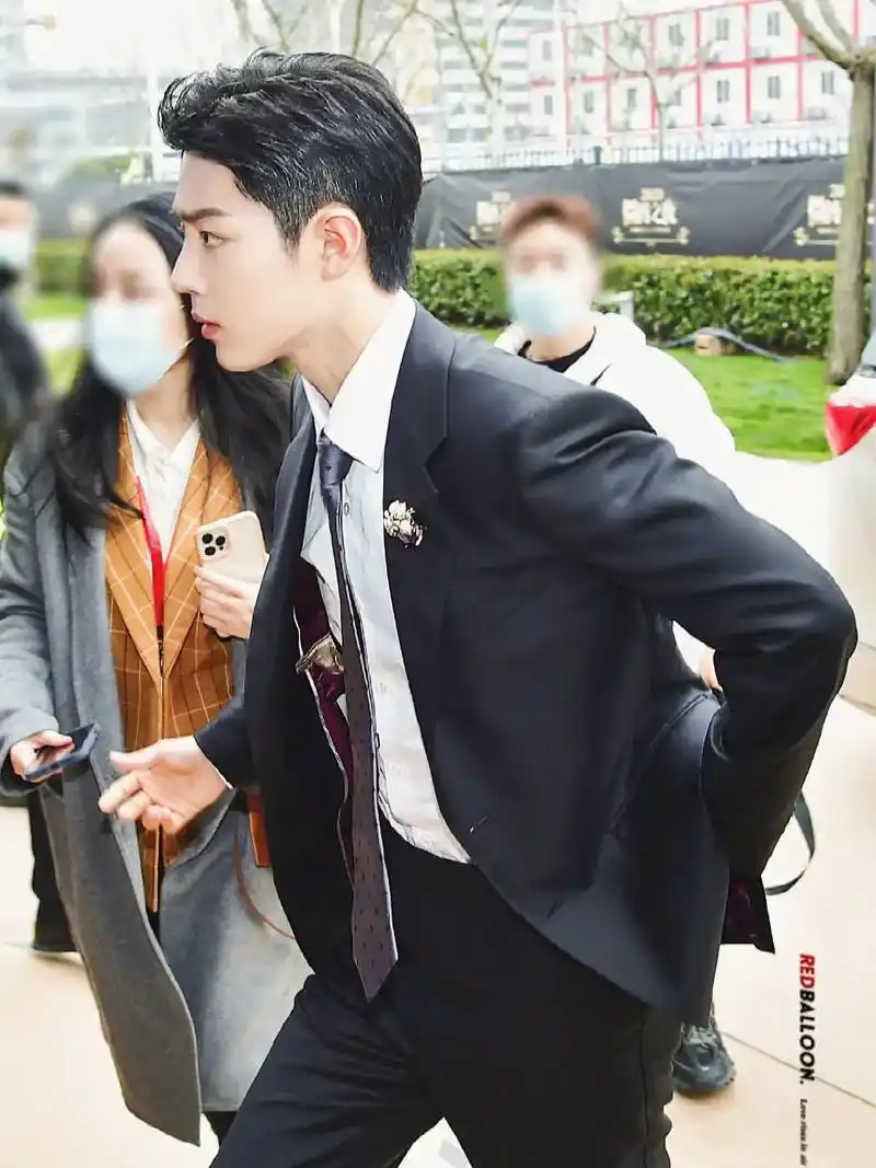 肖战 这套真的太上头了 #西装杀 #气质这一块拿捏死死的  - 抖音