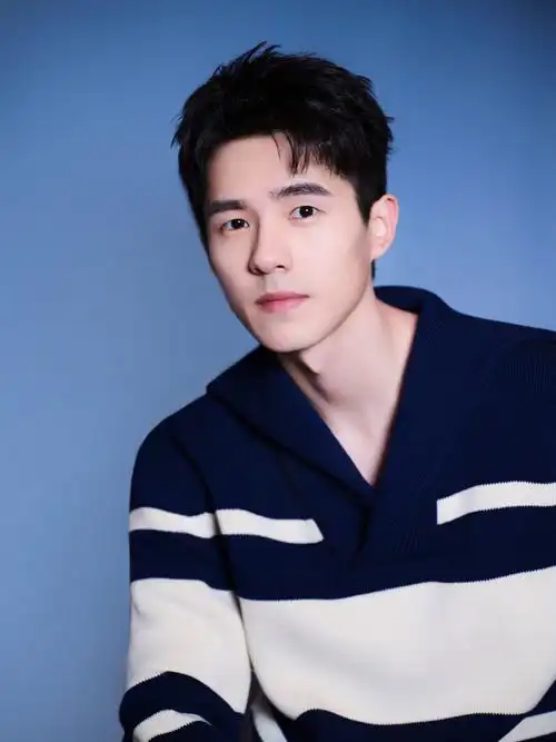 刘昊然身后钟表代表十周年##刘昊然十周年渐变沉淀感写真