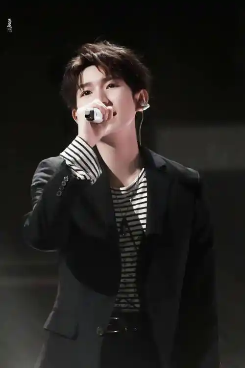 王源声生不息黑西装舞台造型