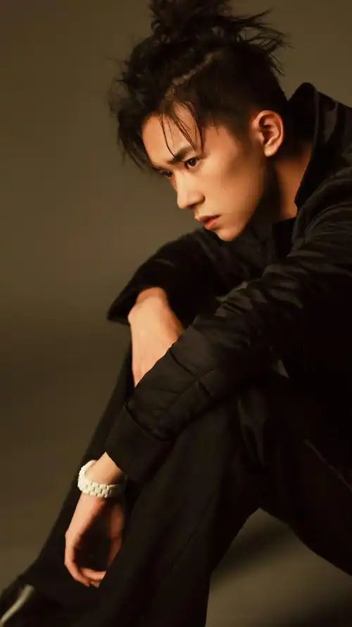 易烊千玺壁纸 易烊千玺 更多潮图关注微信公众号:壁纸头像班长