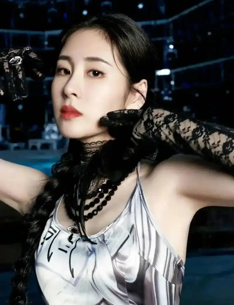 张碧晨最新一期,银色吊带长裙风情万种气质迷人,黄色肉色贴身衣长裙