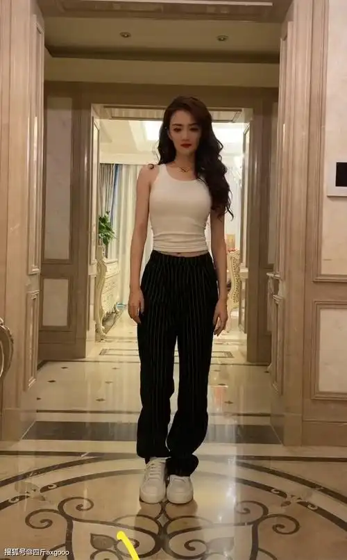 原创徐璐深夜穿背心大秀身材身后豪宅引发热议明星高片酬再成话题