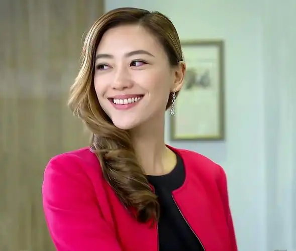 应采儿:性感大嘴笑起来有多灿烂?最后4张图,嘴角露到耳根啦!