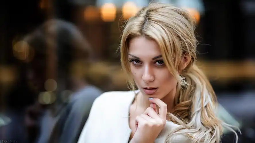 at viewer,eyebrows,portrait,glass,reflection,壁纸,高清壁纸人物