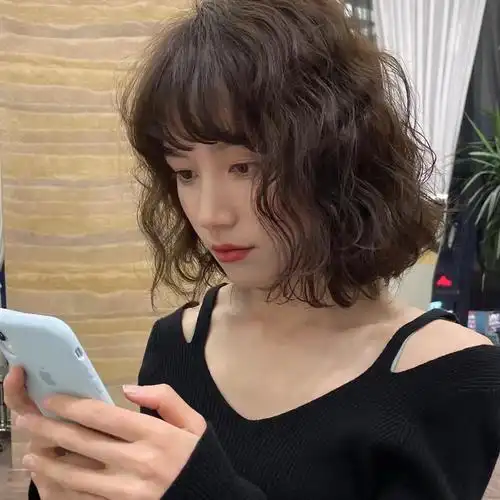 齐肩短发烫发