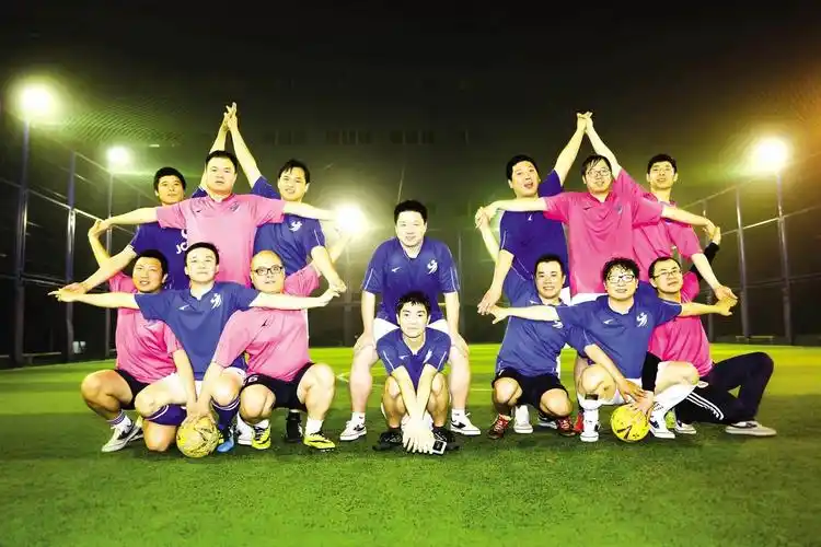 四月出游季,公司活动集体照摆拍姿势大全_团队