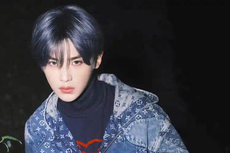 7415黄明昊 | #黄明昊烟雾蓝发# 帅哥就是要染发!蓝色好适合哦!