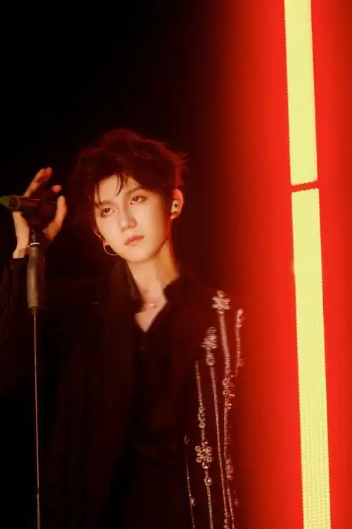 每人和王源说一声晚安