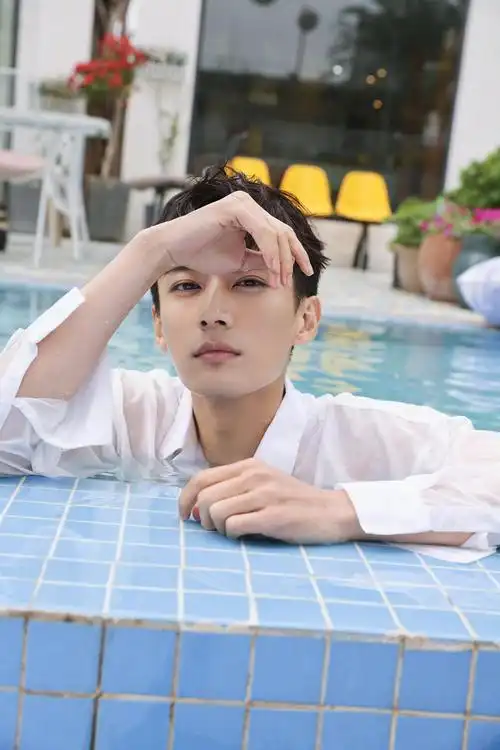 一起回顾刘学义经典的泳池写真纯白衬衫气质儒雅